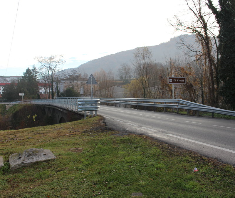 Pont d'accés a Sant Joan les Fonts.